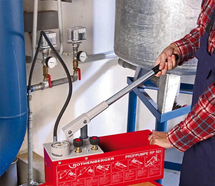 Hydrochecking est effectué régulièrement, il vous permet d'identifier les problèmes dans le système et de prévenir une urgence Presse hydraulique manuelle pour le test de pression des pipelines