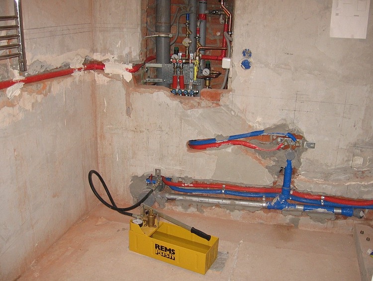 Les dimensions compactes de l'appareil portatif vous permettent d'effectuer des travaux dans l'environnement domestique sans aucun problème Presse hydraulique manuelle pour le test de pression des pipelines