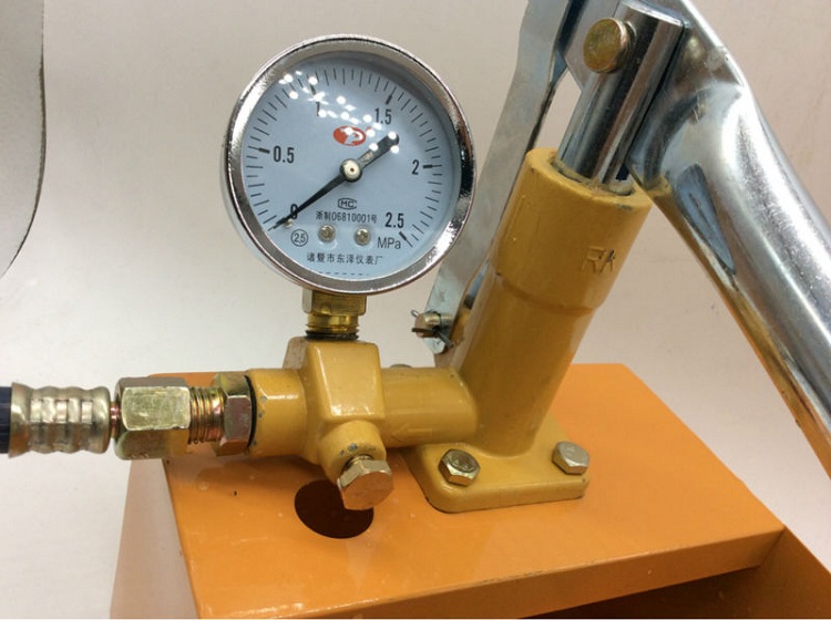 L'appareil est équipé d'un manomètre, à l'aide duquel la pression est surveillée Presse hydraulique manuelle pour le test de pression des pipelines