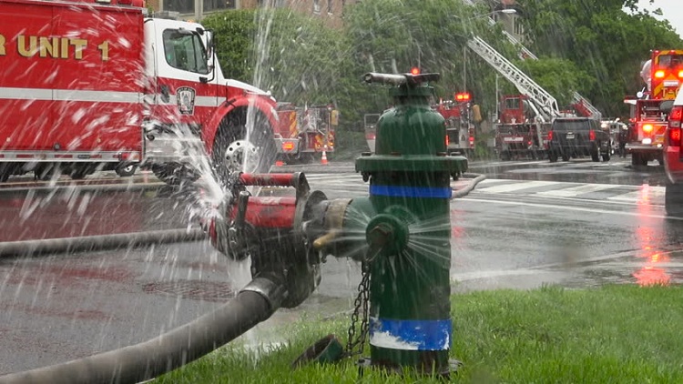 La prise d'eau (par exemple pour la lutte contre l'incendie) à l'aide d'un manchon peut être réalisée à la fois à partir d'une borne d'incendie spéciale et de tout réservoir ouvert Manchon d'aspiration