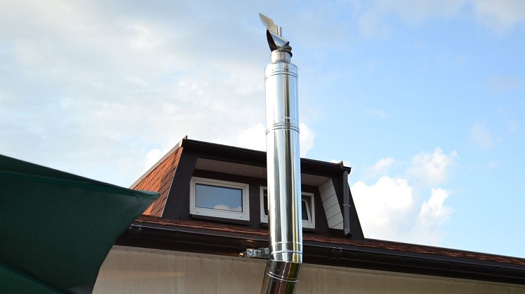La hauteur de la cheminée est calculée en fonction de la forme du toit du bâtiment, de la proximité de la crête, ainsi que de la présence d'autres structures autour de la maison Tuyau sandwich pour le four