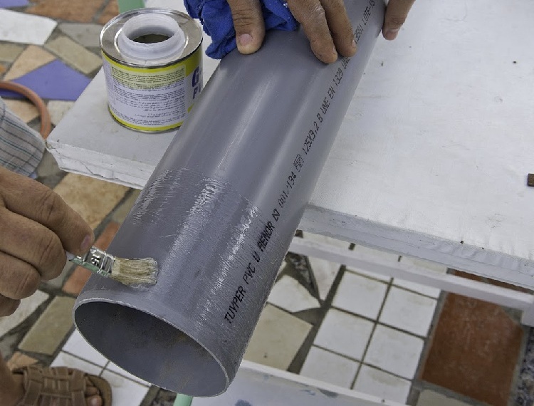 La connexion des tuyaux en PVC avec de la colle est une méthode assez fiable qui garantit l'étanchéité et la durabilité du système Joint de tuyau en plastique