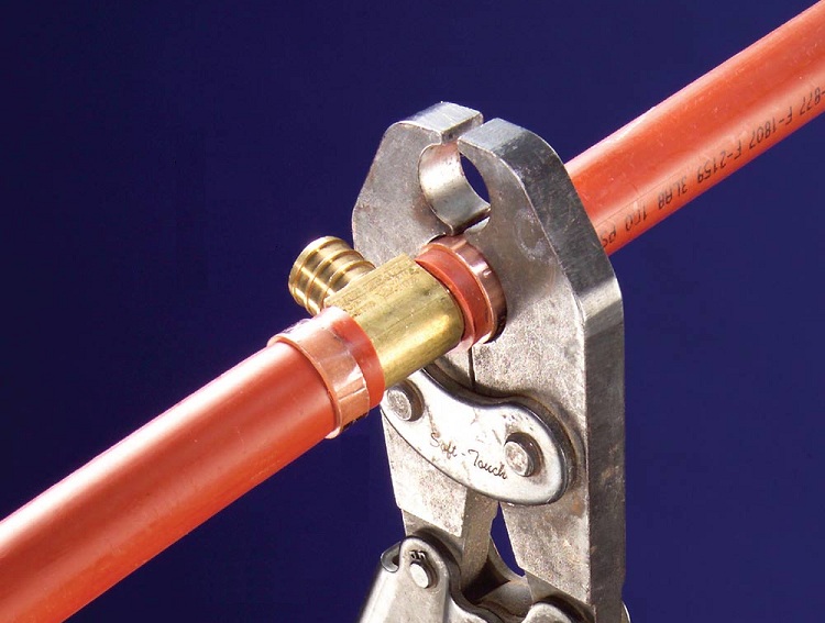 Les tuyaux en polyéthylène réticulé peuvent être connectés par des raccords, qui sont fixés avec une pince spéciale Joint de tuyau en plastique
