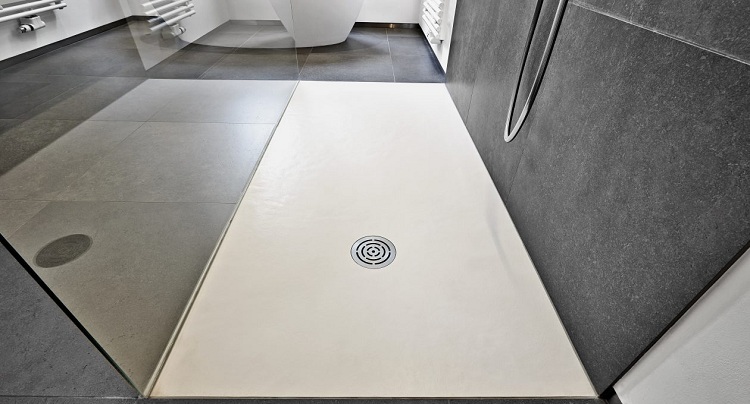 Selon la conception, l'échelle est installée au centre du sol ou dans n'importe quel coin, et la grille peut jouer un rôle décoratif, complétant l'intérieur Drain de porte sèche