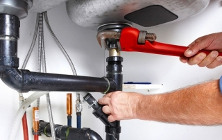 Installation de siphon sur l'évier