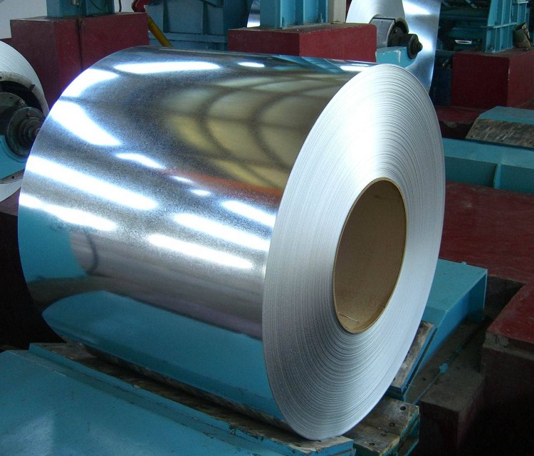 Les tuyaux soudés sont fabriqués à partir de bandes d'acier - bande, et vous pouvez essayer de calculer tout le produit fini en fonction de la quantité d'acier prise pour la production Poids 1 m de tube en acier électrosoudé