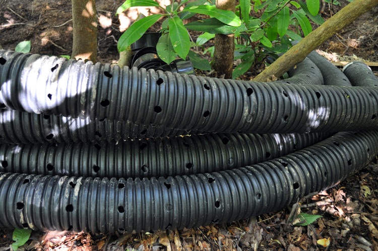 Les tuyaux pour les systèmes de drainage sont faits de différents matériaux et ont des caractéristiques différentes Tuyaux de drainage perforés