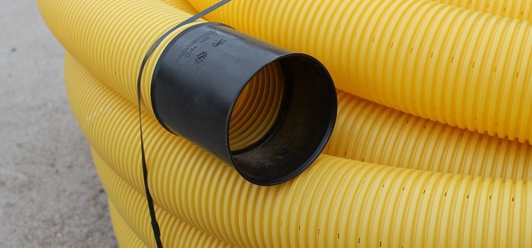 Les tuyaux pour organiser le système de drainage doivent avoir des ouvertures, et aujourd'hui vous pouvez acheter des produits avec des perforations prêtes à l'emploi Tuyaux de drainage perforés