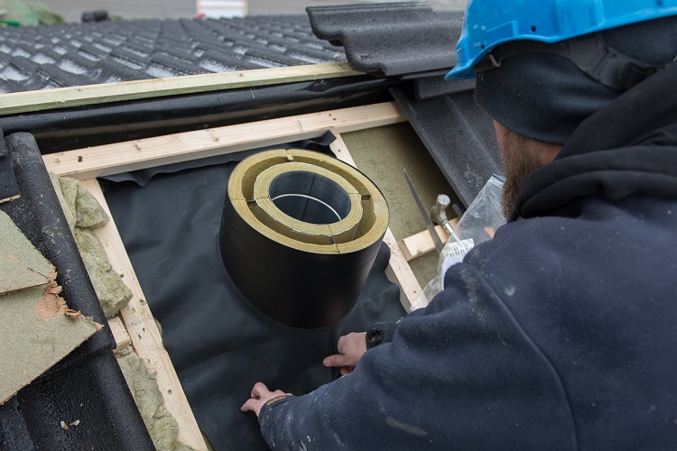 Lors de l'installation de la cheminée, vous devez vous assurer qu'il y a un espace entre le tuyau et le toit, qui est rempli de matériaux isolants Joint de cheminée de toit