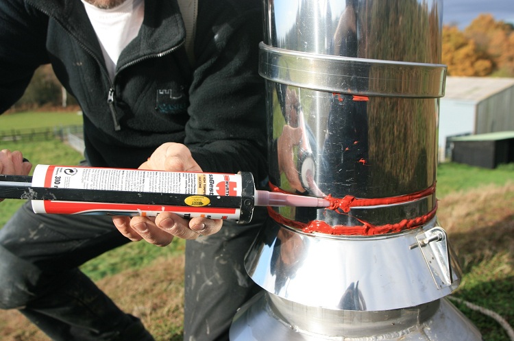 Un mastic spécial peut être utilisé pour une cheminée ronde en métal Joint de cheminée de toit