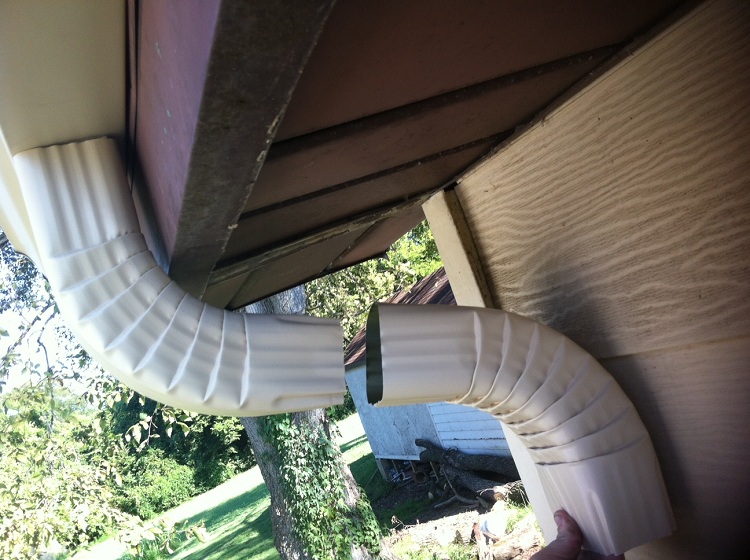 Il est important de choisir la bonne taille du genou et l'angle de son coude afin que le drain ne soit pas obstrué par des débris Coude de tuyau de descente