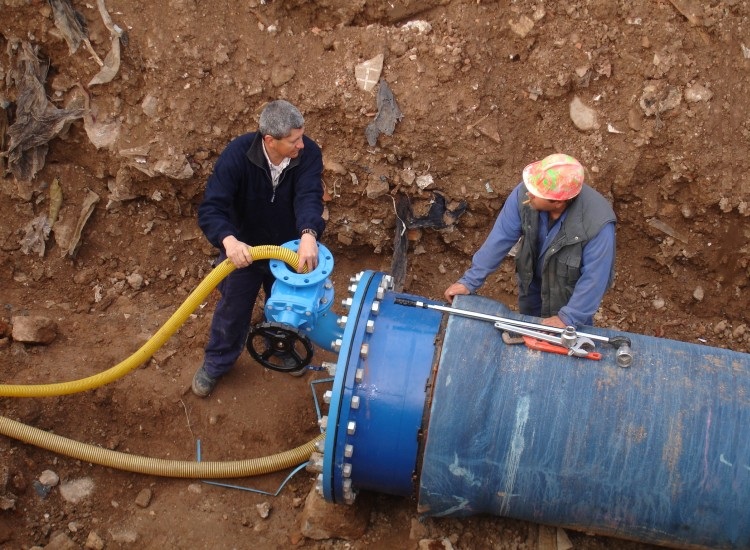 Tous les types de pipelines, domestiques et industriels, nouvellement construits et déjà exploités, sont soumis à des tests de pression. Sertissage de tuyau