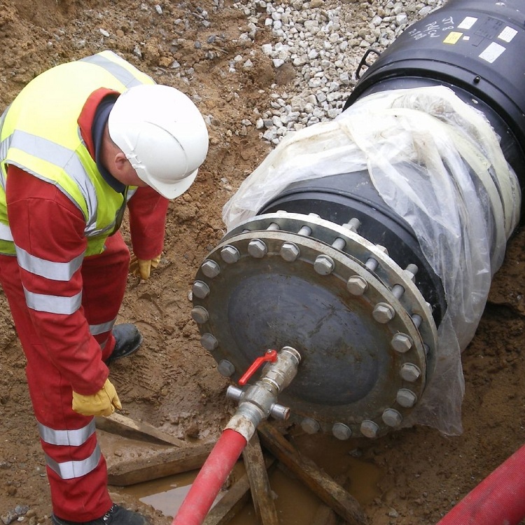 Les tests de pression doivent être effectués conformément à SNiP, en tenant compte du type de canalisation et du matériau des tuyaux qui y sont installés Sertissage de tuyau