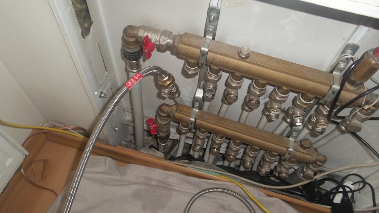 Vous pouvez connecter le sertissage au système de chauffage en retirant l'un des robinets Sertissage de tuyau