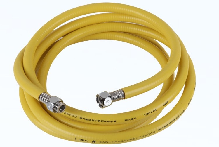 Des raccords à soufflet sont également disponibles pour connecter les appareils à gaz; ces tuyaux sont revêtus de jaune Soufflet pour eau et gaz