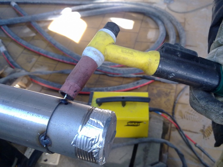 La première étape du soudage au gaz - l Soudage de tuyaux métalliques