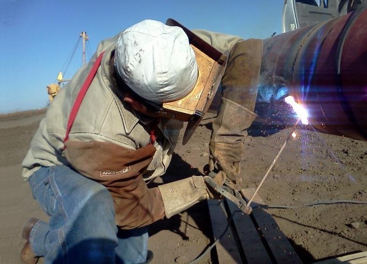 Le soudage à l'arc a ses propres caractéristiques et est considéré comme plus compliqué que le gaz Soudage de tuyaux métalliques