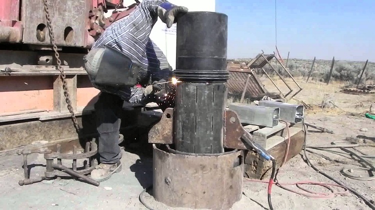 Le choix du tube pour le tubage du puits dépend du type de sol, de la profondeur de l'eau et d'autres facteurs Puits bien