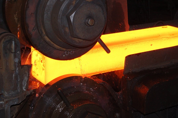 Pour le laminage dans un laminoir continu, des billettes en acier allié ou en acier au carbone sont utilisées. Tuyau laminé à chaud