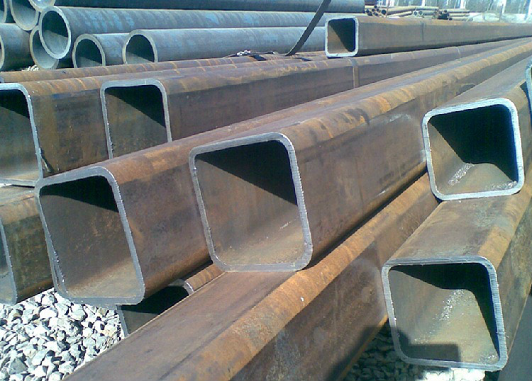 Les tubes de laminage à chaud peuvent être produits avec différentes formes de section transversale. Tuyau laminé à chaud