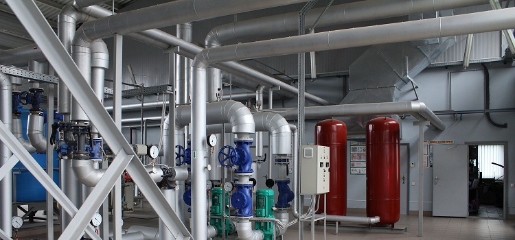 Les réseaux d'aqueduc et d'égout situés à l'intérieur des bâtiments doivent être conçus et installés conformément aux codes du bâtiment Alimentation en eau interne et assainissement des bâtiments