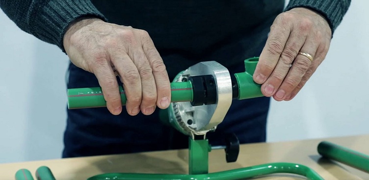 Travailler avec des matériaux de plomberie modernes ne nécessite pas de compétences particulières, même un maître à domicile peut faire face à l'installation Remplacement des tuyaux dans la salle de bain