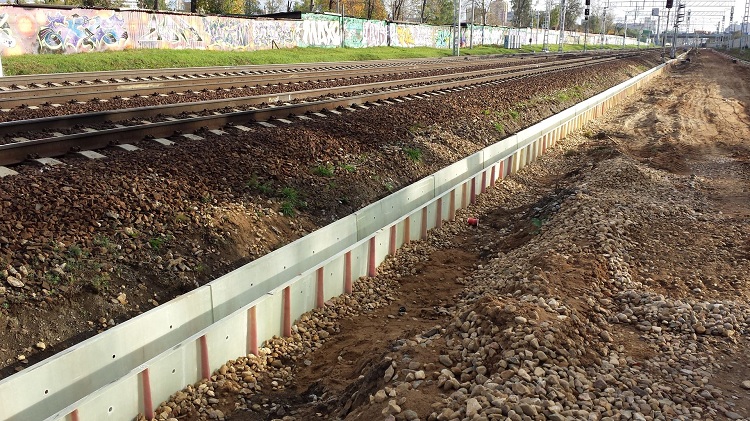 Des plateaux sont posés le long des routes ou des voies ferrées, des stationnements et d'autres installations où l'écoulement des eaux pluviales et de fonte est requis. Plateaux de drainage en béton