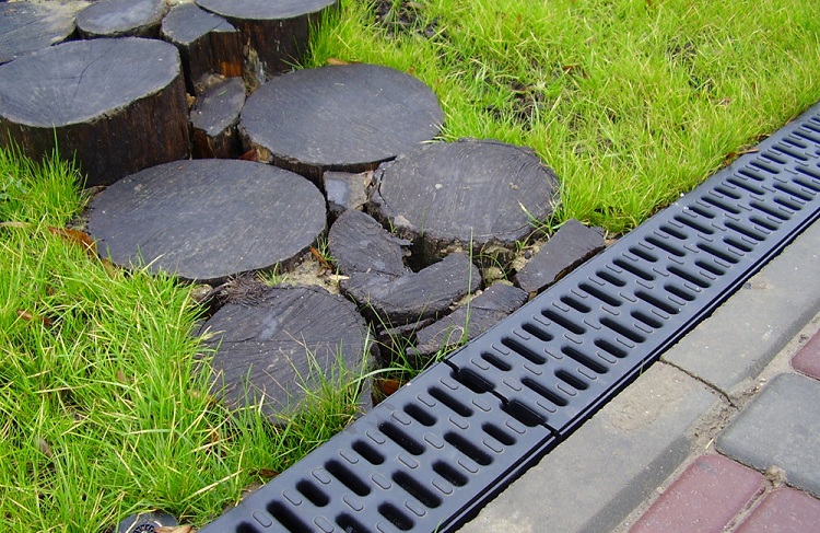 Les trous dans le gril peuvent être sous forme de fentes ou de cellules Plateaux de drainage en béton