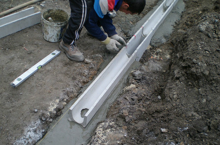 Avant d'installer les plateaux, vous devez préparer une tranchée Plateaux de drainage en béton