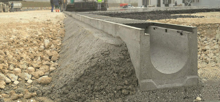 Les bacs de drainage en béton sont solides et durables, ils sont utilisés pour drainer les égouts pluviaux sur une variété d'objets Plateaux de drainage en béton