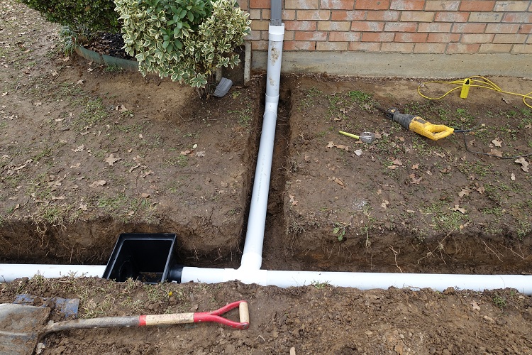 Les eaux pluviales sont nécessaires pour recueillir l'humidité atmosphérique du toit et l'évacuer à l'extérieur du site Drainage