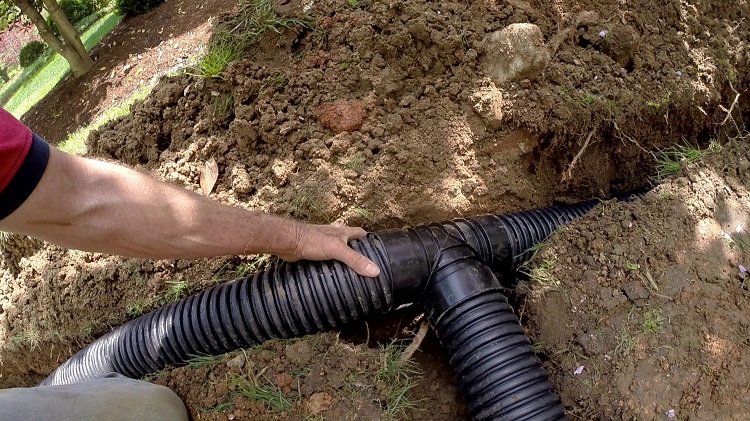 Les tuyaux en divers polymères sont souvent utilisés aujourd'hui pour les systèmes de drainage et les eaux pluviales. Drainage