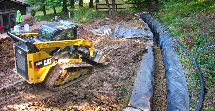 Pour le dispositif de drains, il est nécessaire de préparer des tranchées dans lesquelles une couche de géotextile est posée et de la pierre concassée Drainage