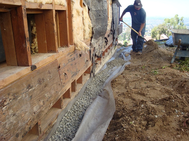 Le drainage des murs est effectué pour éliminer l'humidité des fondations du bâtiment Drainage
