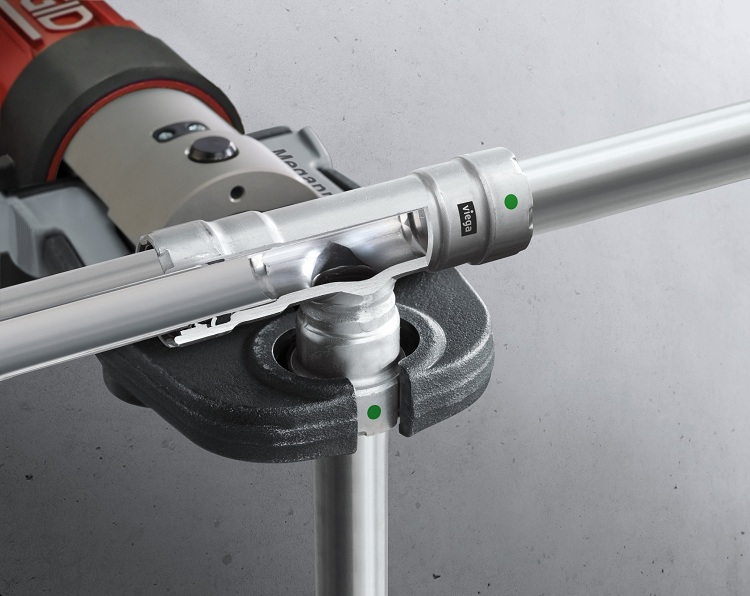 Les raccords à sertir sont montés à l'aide d'une pince spéciale Raccords en acier inoxydable