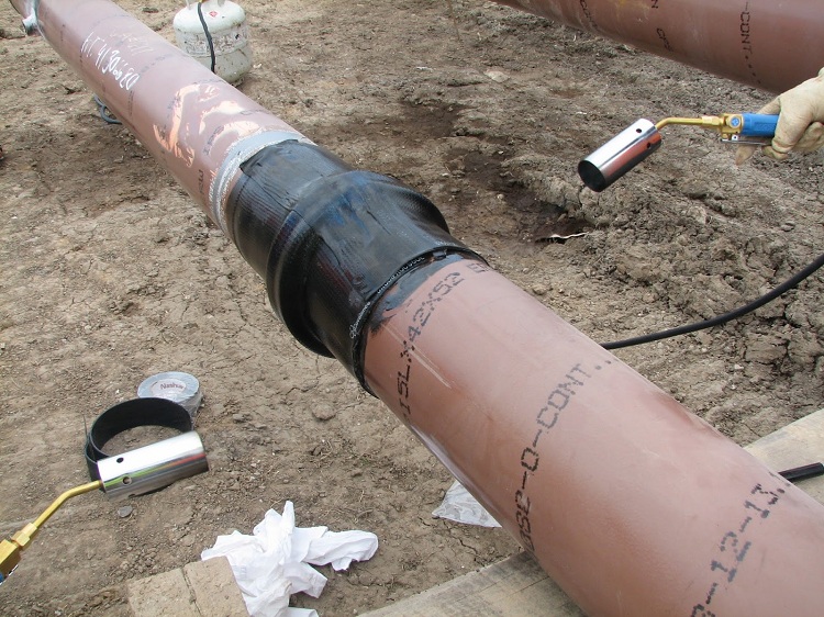 Du ruban thermorétractable est utilisé pour protéger les joints soudés Imperméabilisation des tuyaux