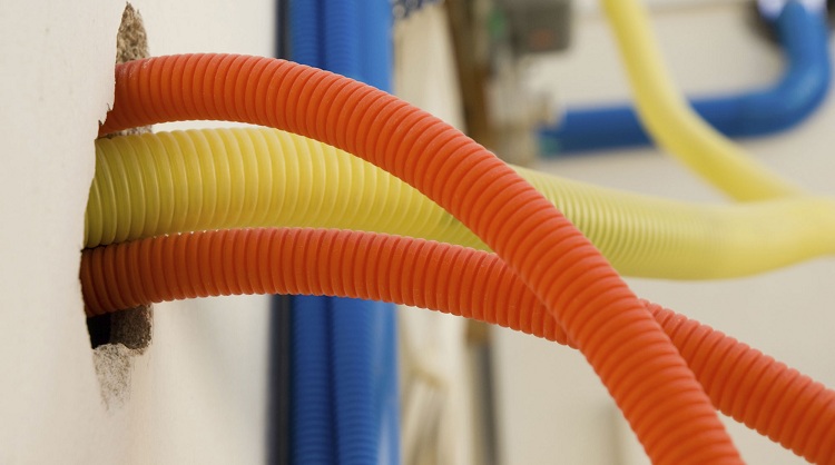Même l'ondulation légère a une résistance élevée, ce qui lui permet d'être monté à l'intérieur des murs, des sols et des sols Ondulation PVC