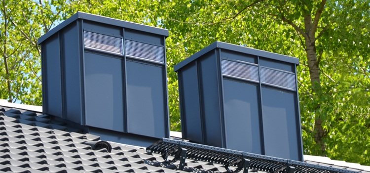 Le boîtier métallique posé sur une cheminée remplit une fonction de protection et d'isolation thermique Habillage de cheminée