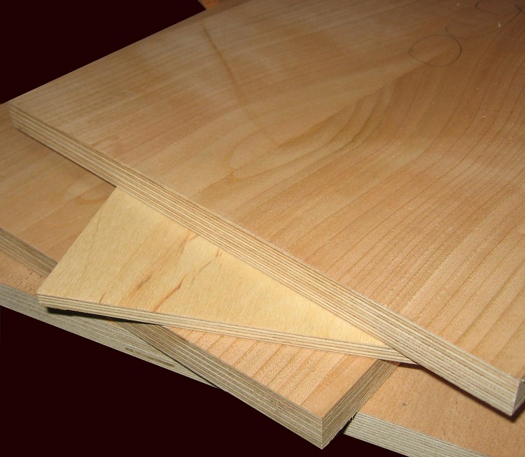 Vous pouvez utiliser du bois pour terminer la cheminée, mais il y a un risque que le matériau absorbe la condensation Garniture de cheminée de toit