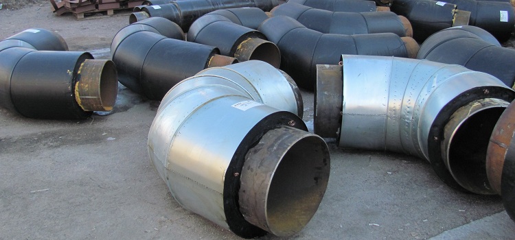 Des courbures dans l'isolation en mousse de polyuréthane sont nécessaires pour changer la direction du pipeline collecté à partir de tuyaux isolés Succursale PPU