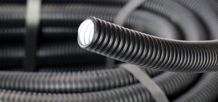Lors de la pose de réseaux électriques, il est d'usage d'utiliser des tuyaux incombustibles dans lesquels le câble est posé Tuyau de câble