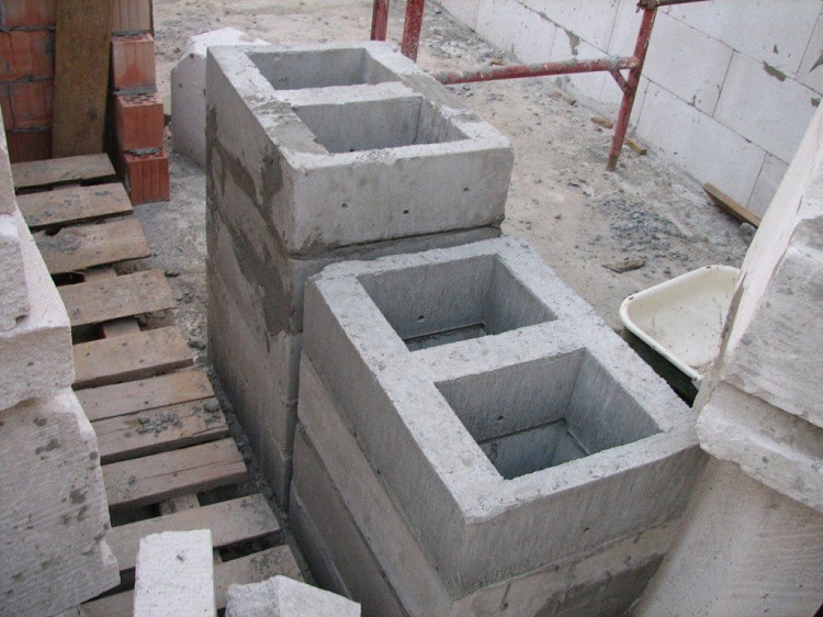 Pour l'installation de la cheminée, des blocs de béton peuvent être utilisés, mais un tel tuyau ne sera pas durable Tuyau de cheminée