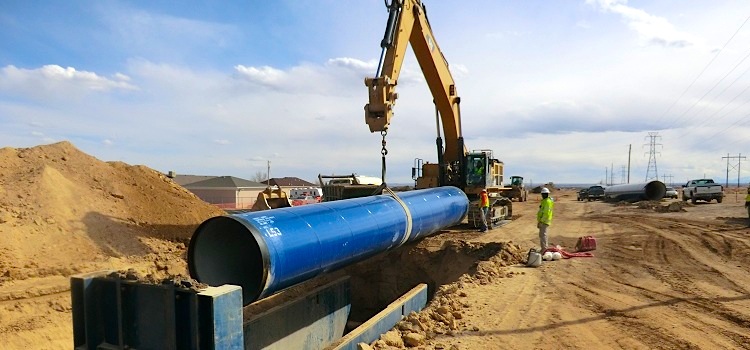 La méthode des tranchées de pose de tuyaux est utilisée dans la construction d'autoroutes à des fins diverses Trenching