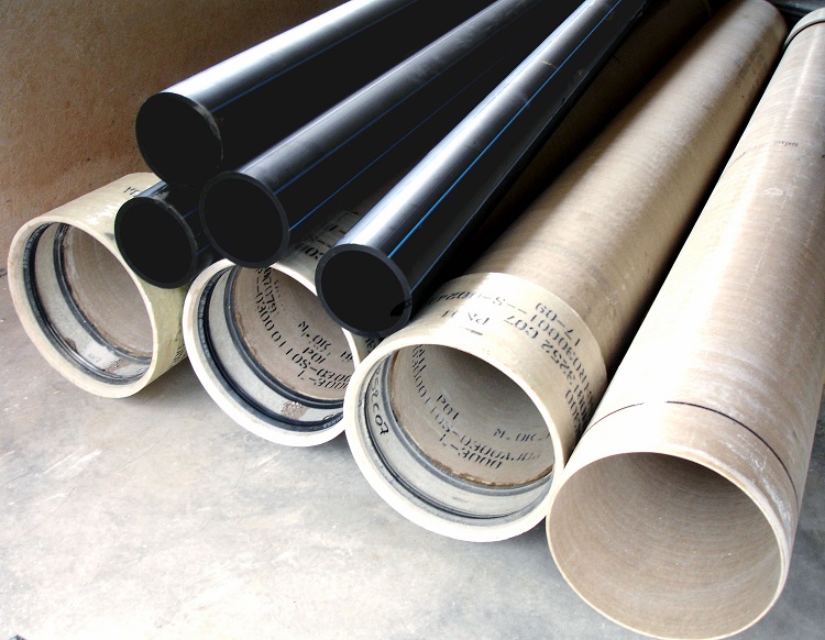 Pour la production de tuyaux en plastique, du polyéthylène, du chlorure de polyvinyle, du polypropylène et d'autres types de matériaux similaires sont utilisés. Tuyaux d'eau