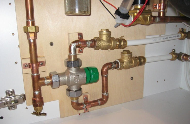 Les systèmes d'eau et de chauffage sont montés à partir de différents matériaux, donc des raccords sont souvent nécessaires pour combiner différents tuyaux Accessoires de plomberie