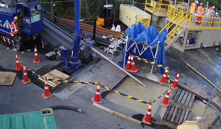 Au site de ponction, il devrait y avoir une petite dépression remplie de béton Perçage horizontal