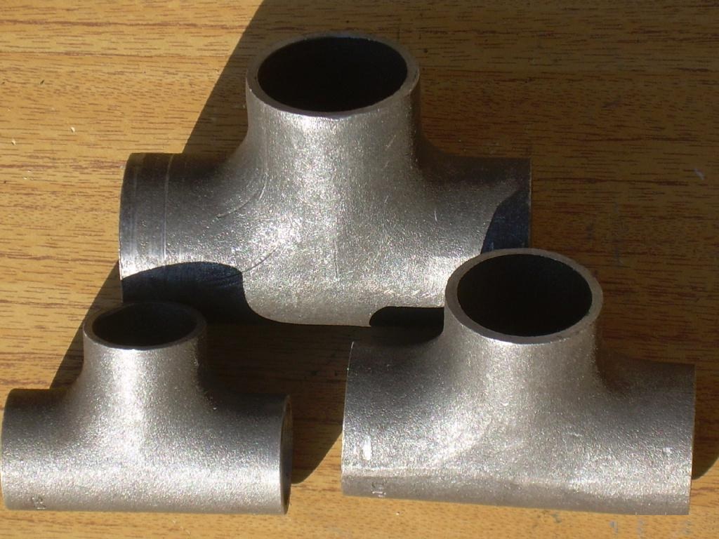 Les tés diffèrent selon la méthode de fabrication - les pièces embouties sont les plus courantes Tés en acier GOST