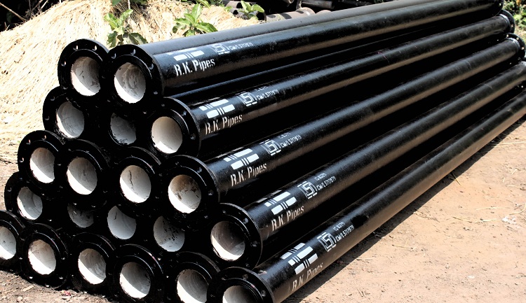 Certains types de tuyaux sont recouverts de bitume pour éviter la corrosion. Tuyaux d'égouts en fonte GOST