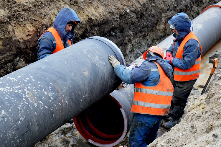Les eaux usées externes sont montées à partir de tuyaux, qui se caractérisent par une résistance accrue Tuyaux d'égouts en fonte GOST
