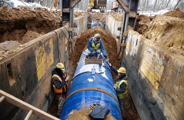 Des tuyaux avec des indicateurs à haute résistance sont utilisés pour la pose souterraine et le travail sous des sections de conduites d'eau à haute pression. Tuyaux d'alimentation en eau